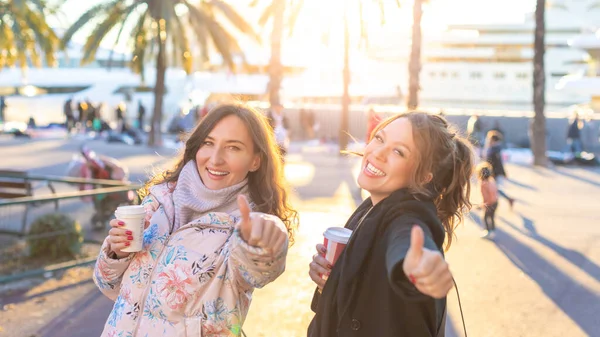 Due Giovani Donne Sorridenti Attraenti Che Fanno Gesto Pollice Tengono — Foto Stock