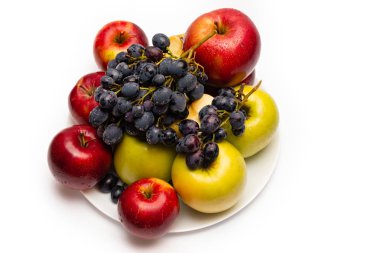 beyaz bir arka planda taze meyve plaka