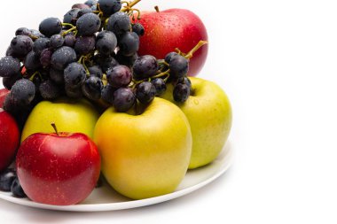 beyaz bir arka planda taze meyve plaka