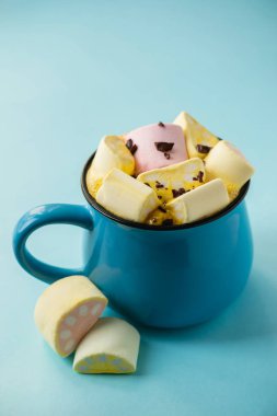 Mavi bir bardak ve kakao mavisi bir arka planda Marshmallow