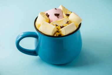 Mavi bir bardak ve kakao mavisi bir arka planda Marshmallow