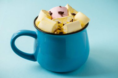 Mavi bir bardak ve kakao mavisi bir arka planda Marshmallow