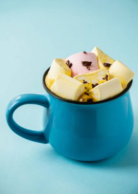 Mavi bir bardak ve kakao mavisi bir arka planda Marshmallow
