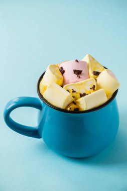 Mavi bir bardak ve kakao mavisi bir arka planda Marshmallow