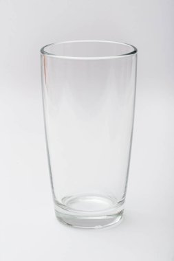 Beyaz arkaplanda cam bardak