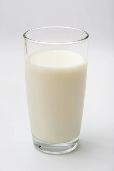 白い背景のミルクのガラスは — ストック写真