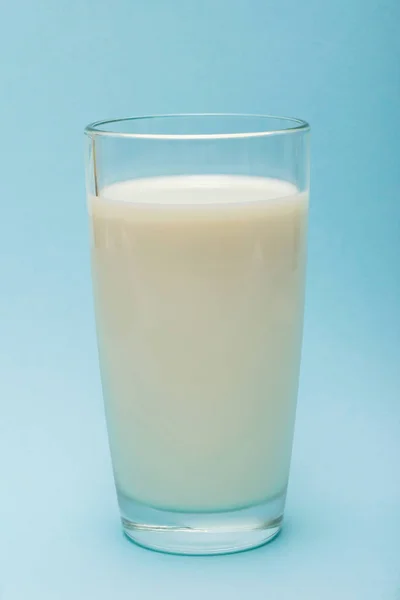 Glas Milch Auf Blauem Hintergrund — Stockfoto
