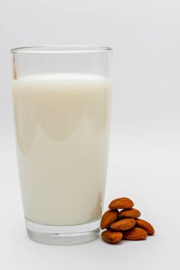 Beyaz zemin üzerine badem süt