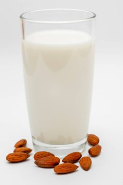 Beyaz zemin üzerine badem süt