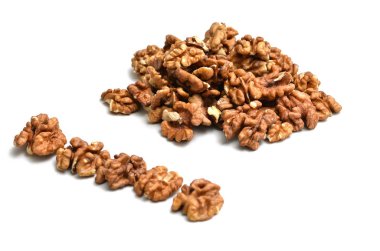 Beyaz arkaplanda fındıklar