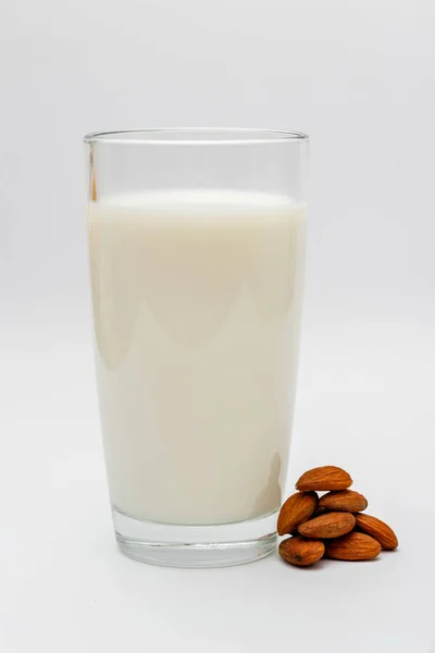 Segelas Susu Almond Pada Latar Belakang Putih — Stok Foto
