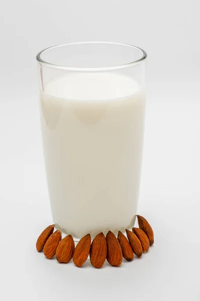 白い背景のアーモンド ミルクのガラス — ストック写真