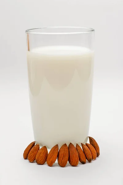 Glas Mandelmilch Auf Weißem Hintergrund — Stockfoto