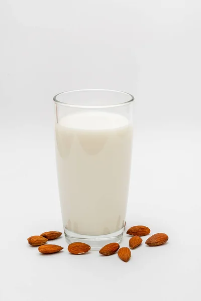 白い背景のアーモンド ミルクのガラス — ストック写真