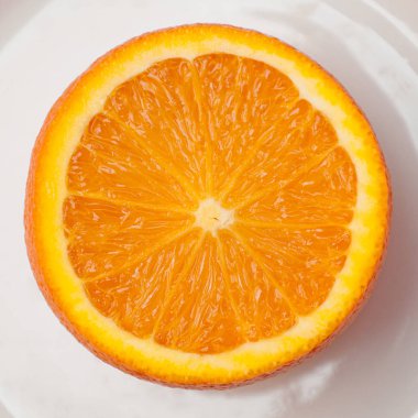 Beyaz plaka üzerinde bir kesim turuncu