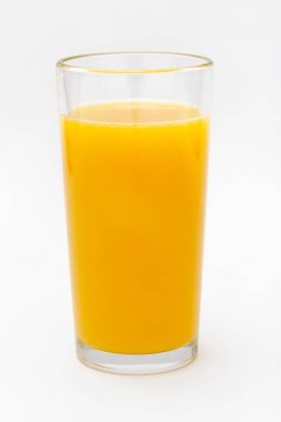 Beyaz zemin üzerine portakal suyu bir bardak