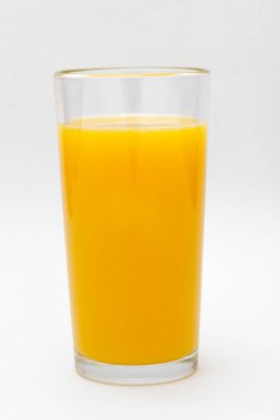 Beyaz zemin üzerine portakal suyu bir bardak