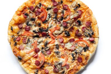 beyaz zemin üzerinde pizza