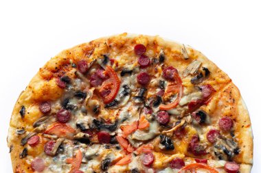 beyaz zemin üzerinde pizza