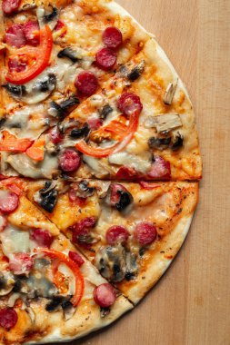 ahşap arka planda sıcak pizza