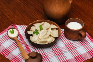 Ekşi Krem ve yeşillikler ile Ukrayna ulusal çanak köfte