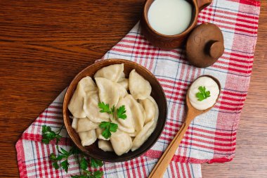 Toprak içinde ekşi krem ve yeşillikler ile Ukrayna ulusal çanak köfte