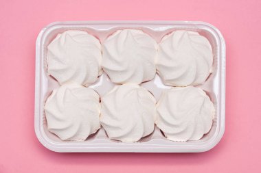 pembe bir arka planda bir pakette Zephyr