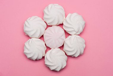 pembe bir arka planda Zephyr