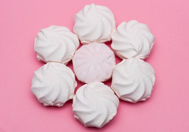 pembe bir arka planda Zephyr