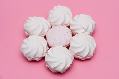 pembe bir arka planda Zephyr