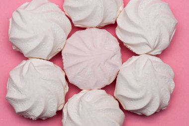 pembe bir arka planda Zephyr