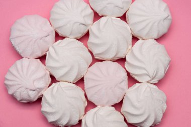 pembe bir arka planda Zephyr