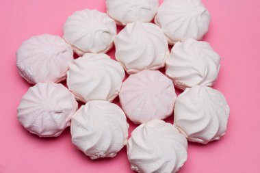 pembe bir arka planda Zephyr