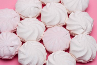 pembe bir arka planda Zephyr