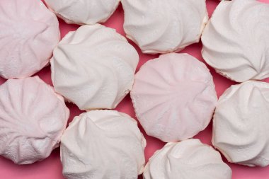 pembe bir arka planda Zephyr