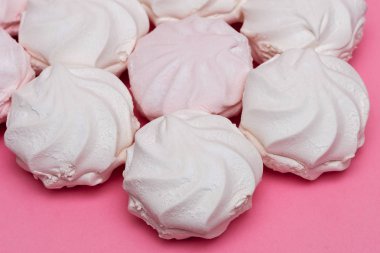 pembe bir arka planda Zephyr