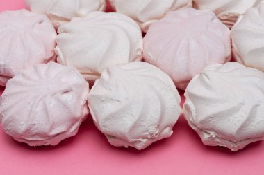 pembe bir arka planda Zephyr