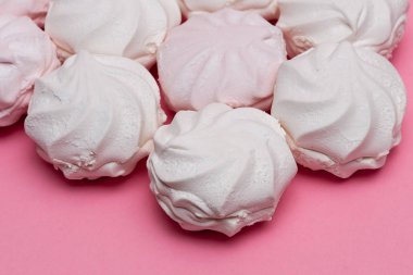 pembe bir arka planda Zephyr