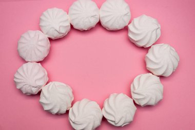 pembe bir arka planda Zephyr