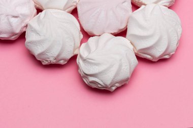 pembe bir arka planda Zephyr