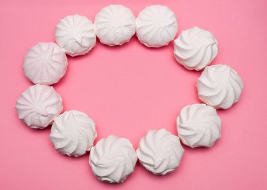 pembe bir arka planda Zephyr