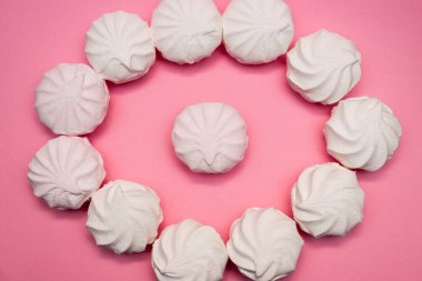 pembe bir arka planda Zephyr