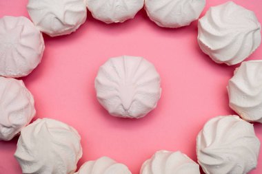 pembe bir arka planda Zephyr