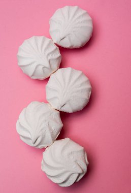 pembe bir arka planda Zephyr