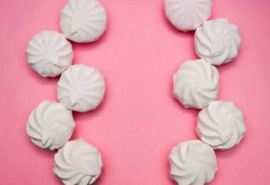 pembe bir arka planda Zephyr