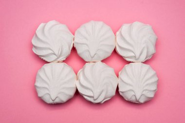 pembe bir arka planda Zephyr