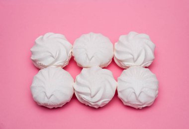 pembe bir arka planda Zephyr