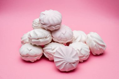 pembe bir arka planda Zephyr