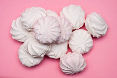 pembe bir arka planda Zephyr