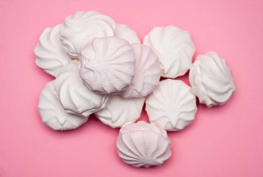 pembe bir arka planda Zephyr